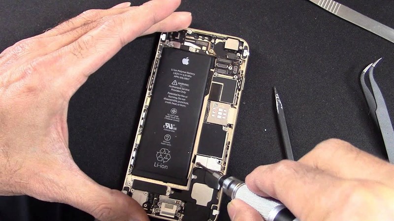 Thay pin sẽ là một cách hữu hiệu làm tăng tốc iPhone cũ của bạn
